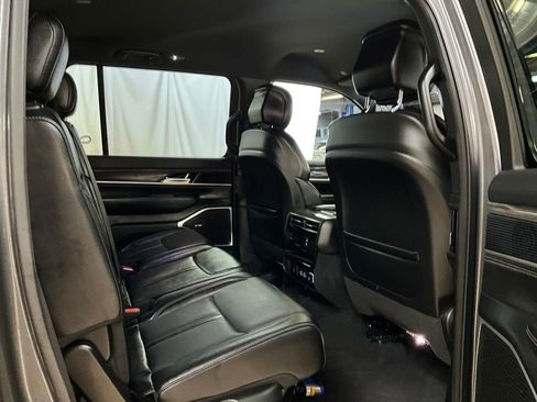 Used 2024 Jeep Wagoneer Series II w/ Flexible Seating Group image 11