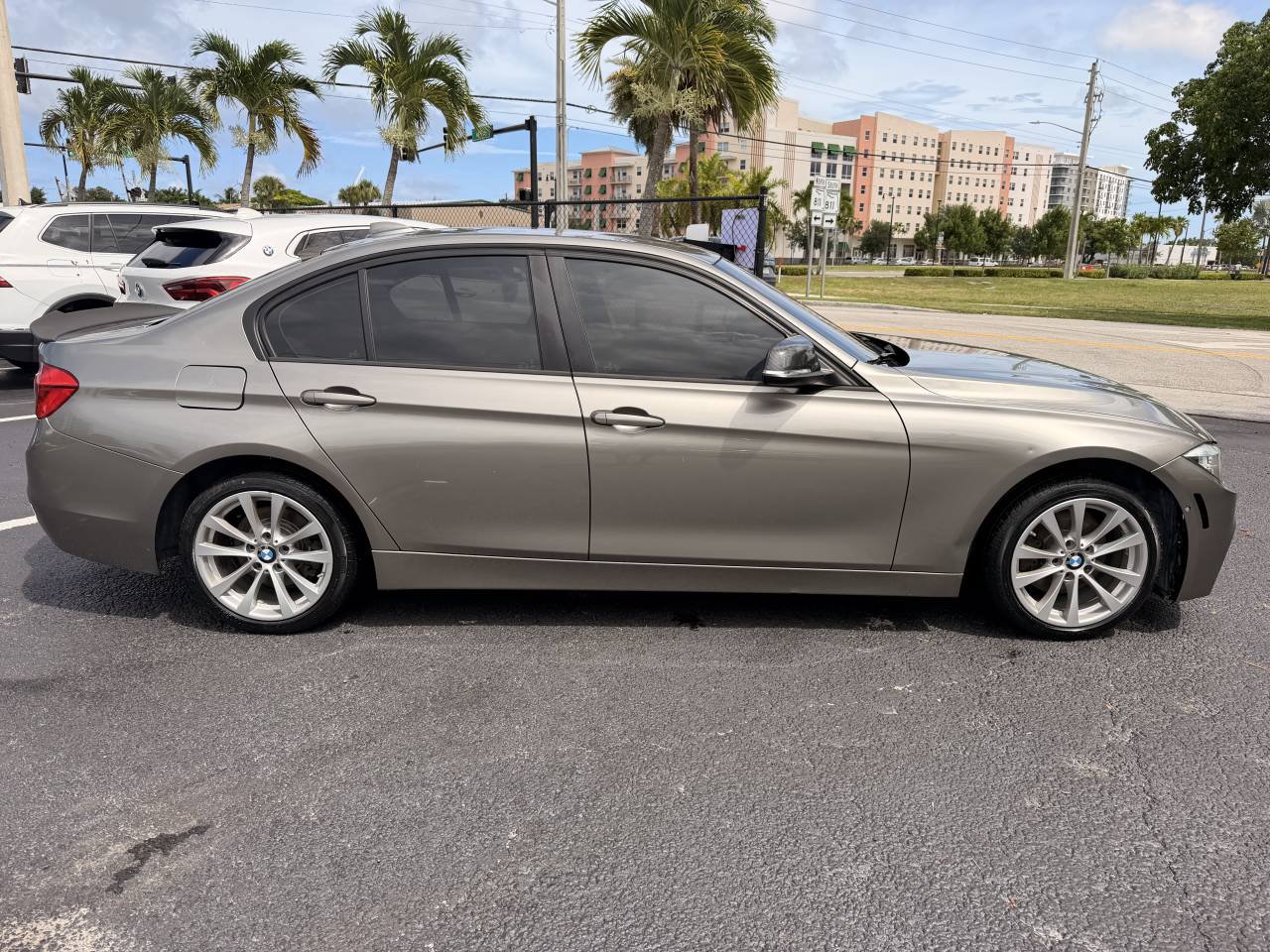 Used 2017 BMW 320i Sedan RWD image 5