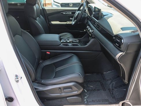 Certified 2025 Honda Pilot Touring image 17