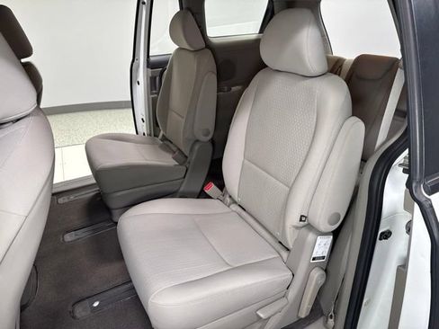 Used 2018 Kia Sedona L FWD image 24