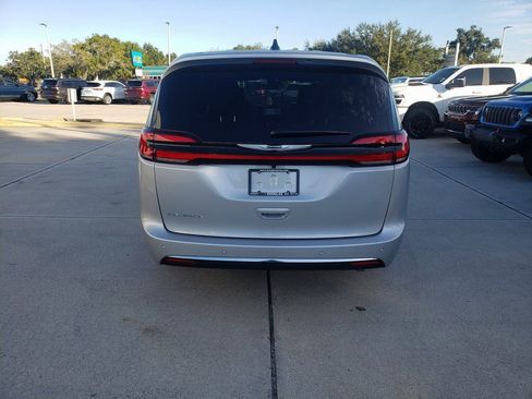 New 2026 Chrysler Pacifica Select image 4