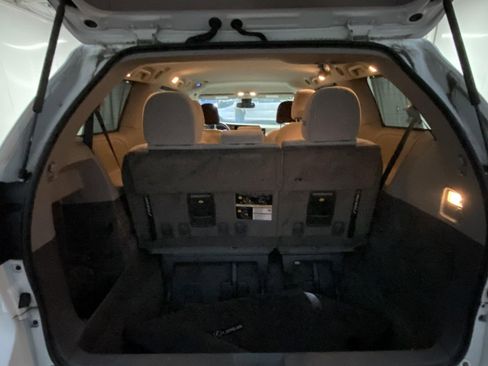 Used 2018 Toyota Sienna LE w/ Carpet Mat Package FWD image 16