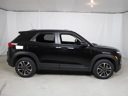 Used 2024 Chevrolet TrailBlazer LT w/ Convenience Package AWD/4WD image 2