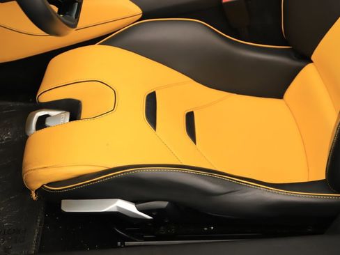Used 2020 Lamborghini Huracan EVO RWD image 21
