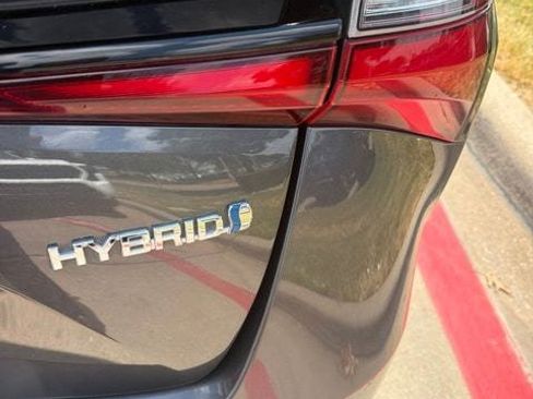 Used 2022 Toyota Prius LE FWD image 2