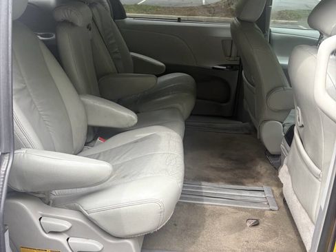 Used 2014 Toyota Sienna LE FWD image 38