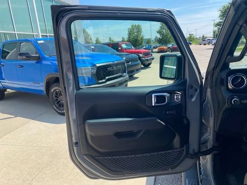 Used 2022 Jeep Wrangler Unlimited Sahara AWD/4WD image 9