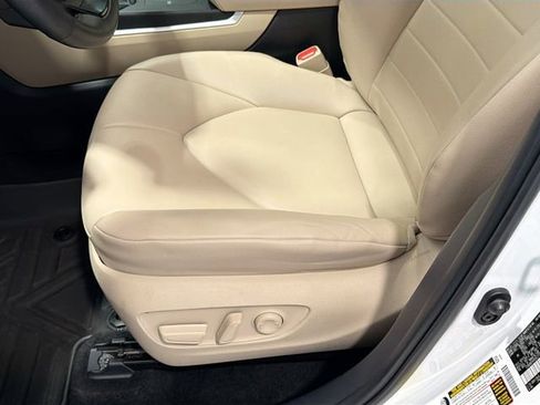 Certified 2024 Toyota Highlander XLE AWD/4WD image 16