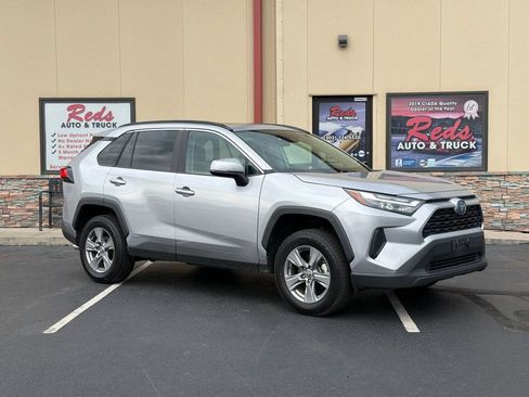 Used 2022 Toyota RAV4 XLE w/ Convenience Package AWD/4WD image 3