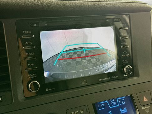 Used 2020 Toyota Sienna SE Premium FWD image 23
