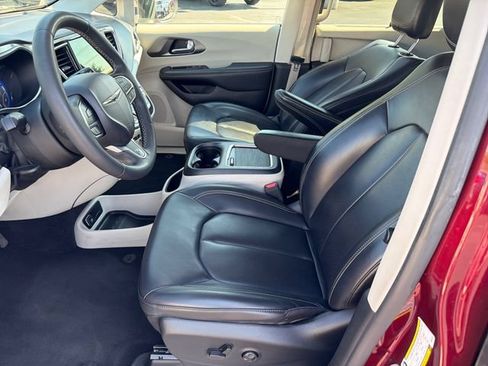 Used 2023 Chrysler Pacifica Touring-L FWD image 9