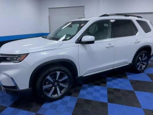 Certified 2025 Honda Pilot Touring image 4