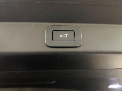 Used 2024 Land Rover Range Rover Sport SE image 32