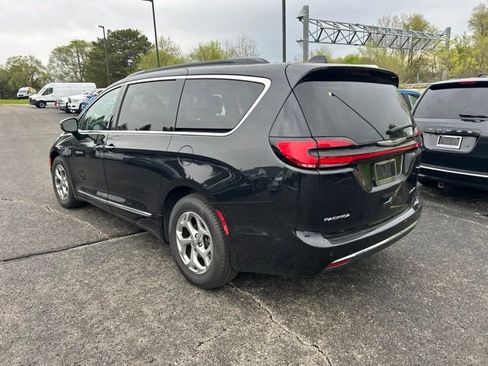 Used 2023 Chrysler Pacifica Limited FWD image 2