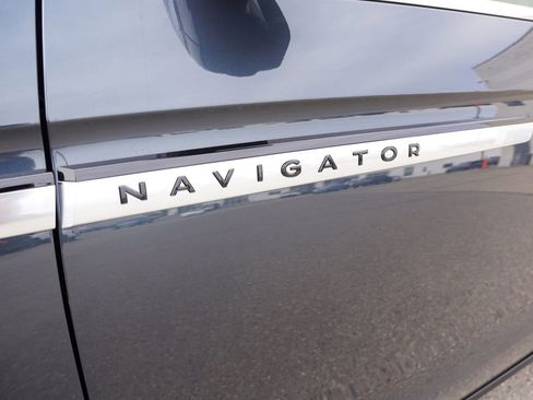 Used 2025 Lincoln Navigator Reserve image 14