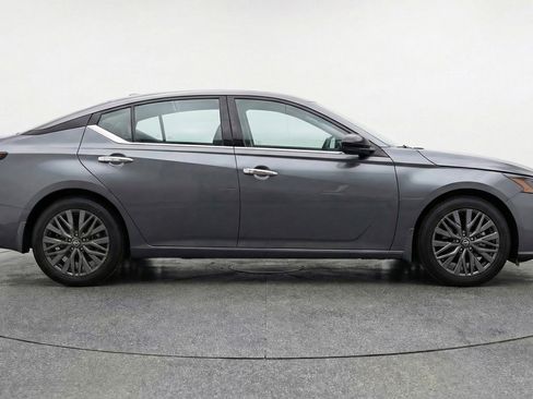 Used 2025 Nissan Altima 2.5 SV image 11
