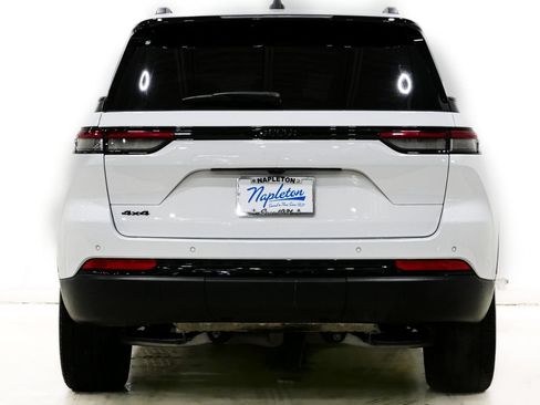 Used 2024 Jeep Grand Cherokee Altitude AWD/4WD image 8