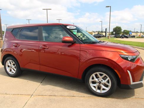 Used 2024 Kia Soul LX w/ Option Group 015 FWD image 3