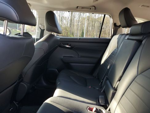 Used 2020 Toyota Highlander XLE image 12