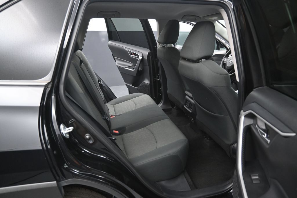Used 2021 Toyota RAV4 XLE AWD/4WD image 30