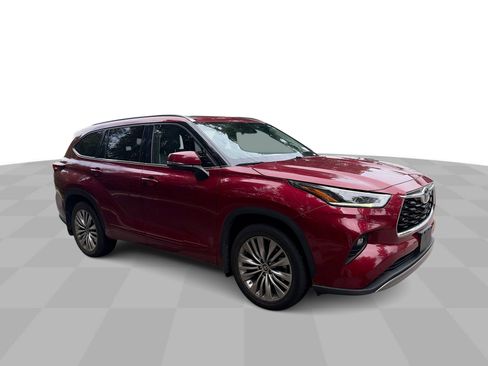 Used 2022 Toyota Highlander Platinum AWD/4WD image 2