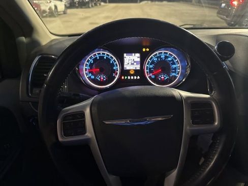 Used 2014 Chrysler Town & Country Touring image 11