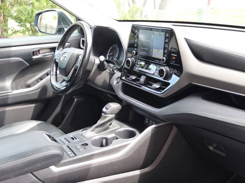 Used 2022 Toyota Highlander XLE AWD/4WD image 31