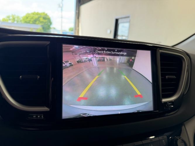 Used 2024 Chrysler Pacifica Touring-L FWD image 17