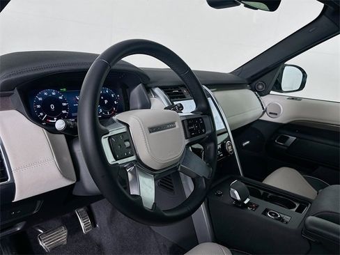 Certified 2023 Land Rover Discovery Metropolitan Edition image 9