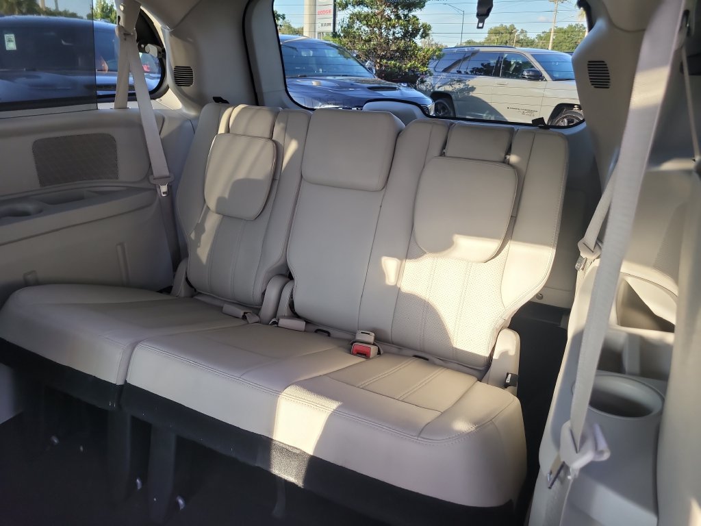 Used 2016 Chrysler Town & Country Touring-L FWD image 13