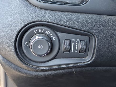 Used 2020 Jeep Renegade Altitude AWD/4WD image 23