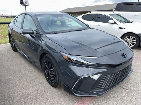 Used 2025 Toyota Camry SE w/ Convenience Package image 3