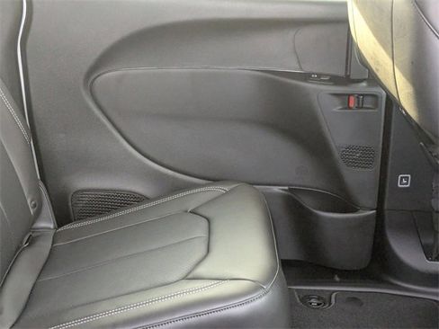 New 2026 Chrysler Pacifica Select image 32