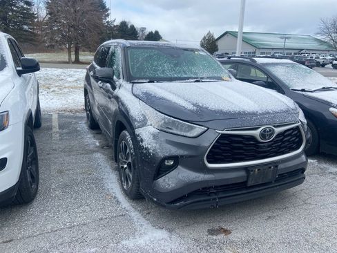 Used 2021 Toyota Highlander XLE image 1