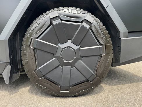 Used 2024 Tesla Cybertruck AWD Crew Cab image 58