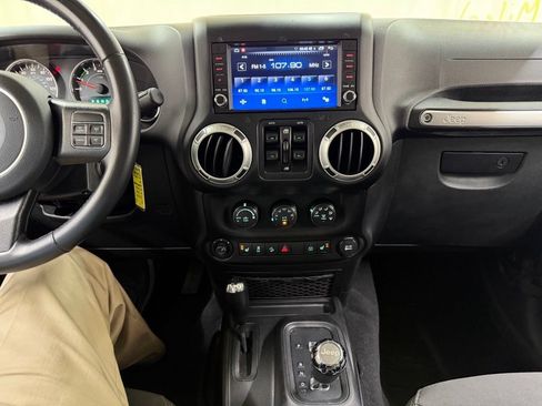 Used 2018 Jeep Wrangler Unlimited Rubicon w/ Dual Top Group AWD/4WD image 23
