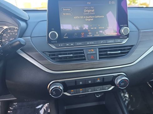 Used 2025 Nissan Altima 2.5 SV FWD image 17
