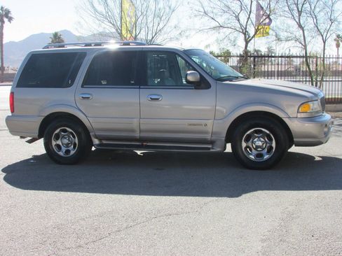 Used 2000 Lincoln Navigator 2WD image 3