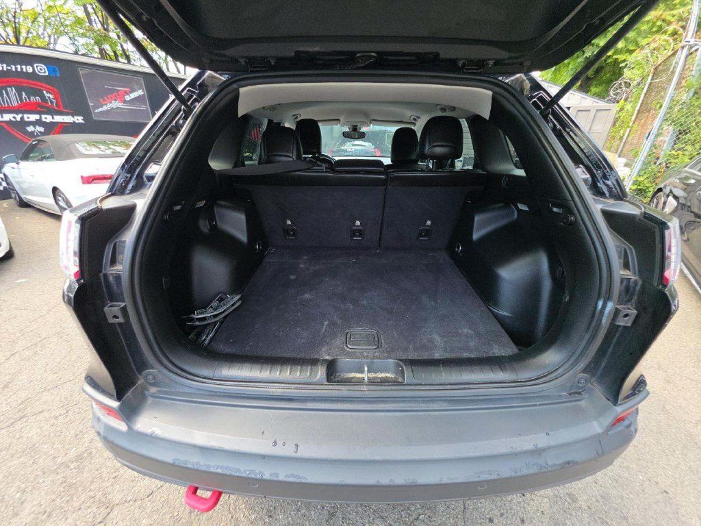 Used 2019 Jeep Cherokee Trailhawk AWD/4WD image 11