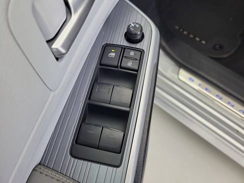 Used 2025 Toyota Sienna XLE FWD image 16