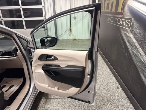Used 2024 Chrysler Pacifica Touring-L FWD image 25