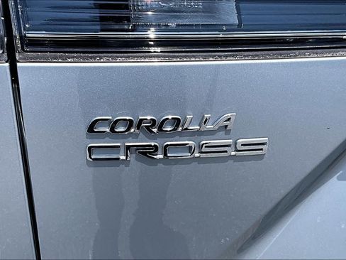 Used 2023 Toyota Corolla Cross XLE w/ Convenience Package AWD/4WD image 31