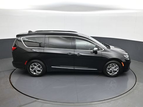 Used 2023 Chrysler Pacifica Limited FWD image 17