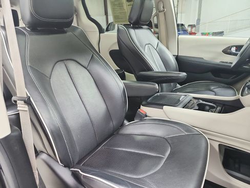 Used 2023 Chrysler Pacifica Limited FWD image 48