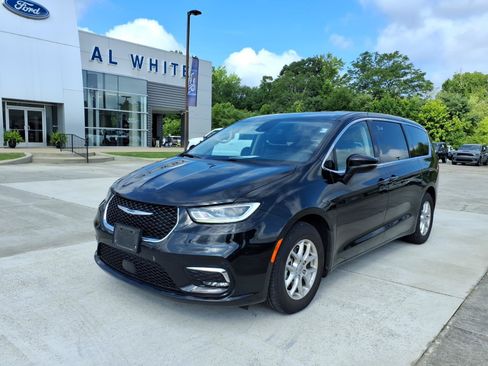 Used 2023 Chrysler Pacifica Touring-L FWD image 1