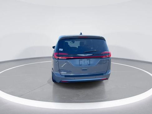 Used 2023 Chrysler Pacifica Touring-L FWD image 7