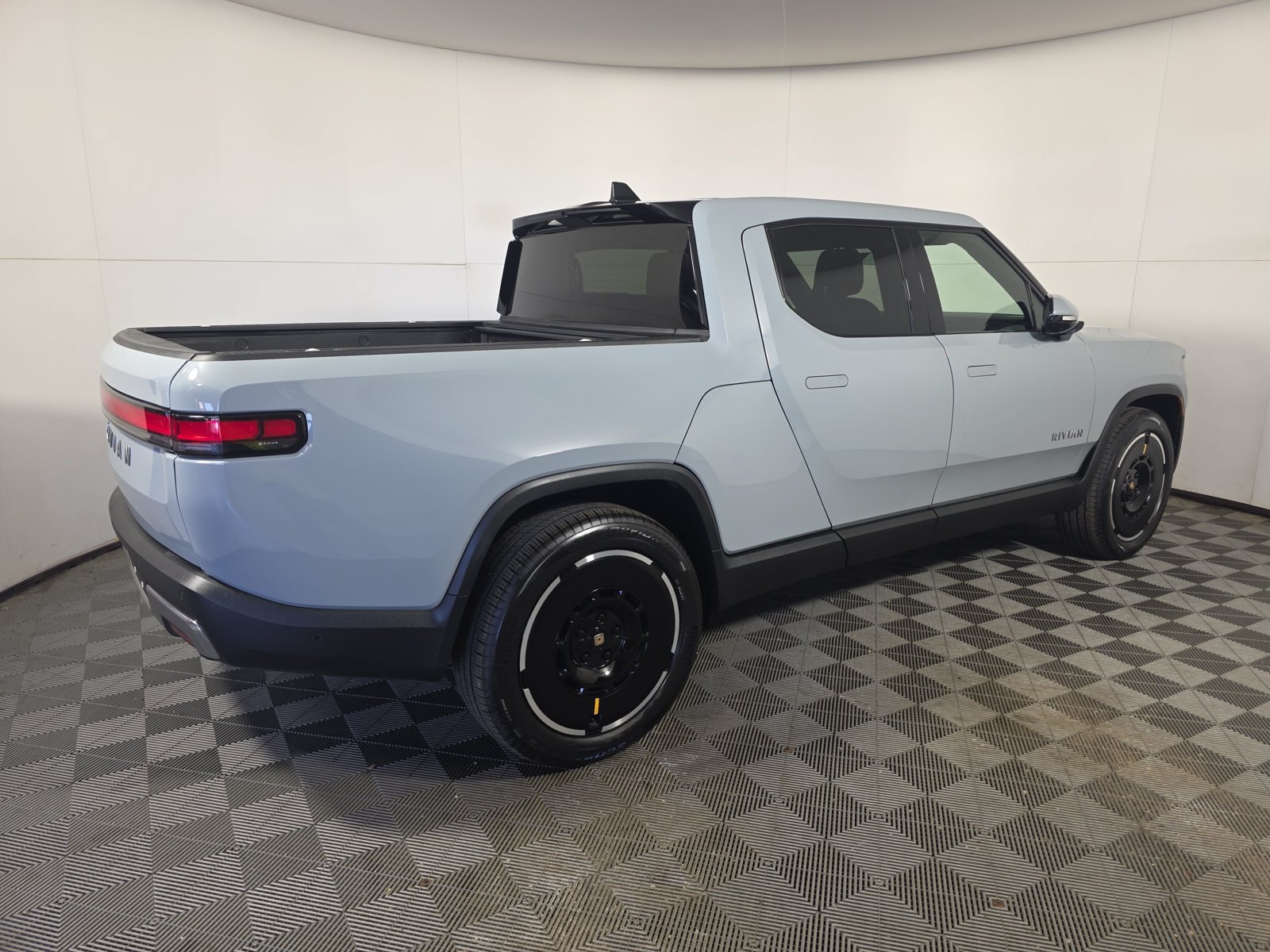 Used 2025 Rivian R1T Adventure Dual AWD/4WD image 5