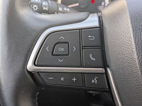 Used 2025 Toyota Highlander XLE FWD image 27