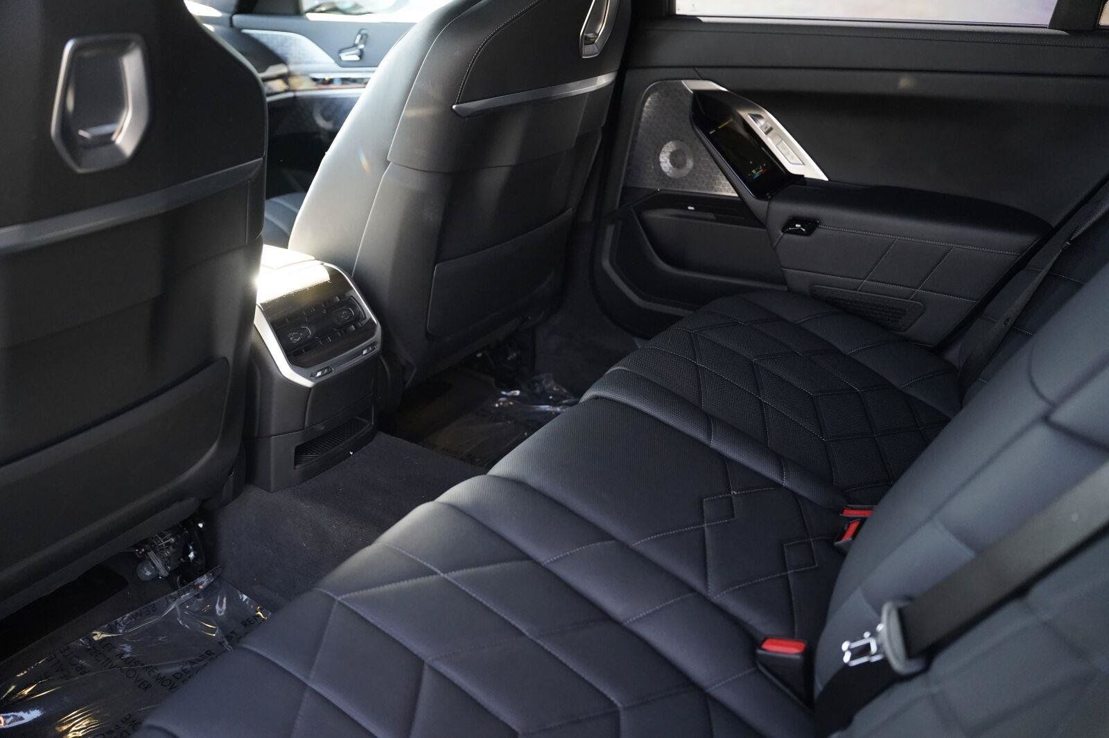 Used 2023 BMW 760i xDrive w/ Luxury Rear Seating Package AWD/4WD image 17
