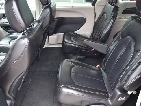 Used 2023 Chrysler Pacifica Touring-L FWD image 44